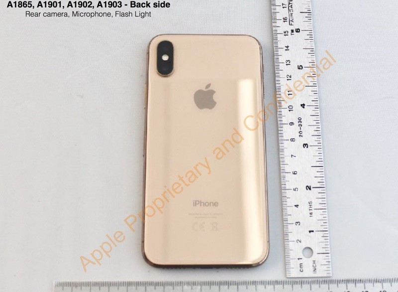 Immagine pubblicata in relazione al seguente contenuto: Le foto di un Apple iPhone X con colorazione aurea hanno raggiunto il Web | Nome immagine: news28139_iPhone-X-Gold_1.jpg