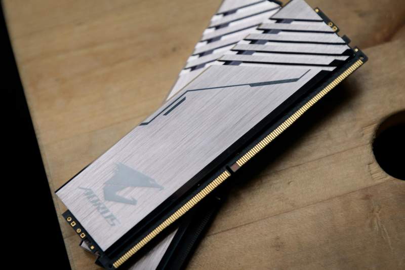 Immagine pubblicata in relazione al seguente contenuto: GIGABYTE mostra i suoi primi moduli di memoria RAM DDR4 AORUS | Nome immagine: news28294_GIGABYTE-DDR4-AORUS_1.jpg