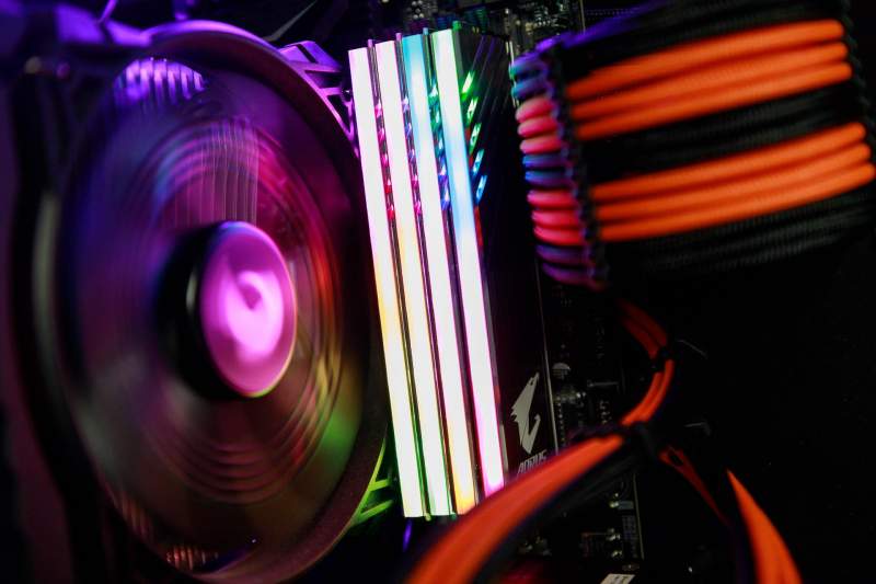 Immagine pubblicata in relazione al seguente contenuto: GIGABYTE mostra i suoi primi moduli di memoria RAM DDR4 AORUS | Nome immagine: news28294_GIGABYTE-DDR4-AORUS_2.jpg