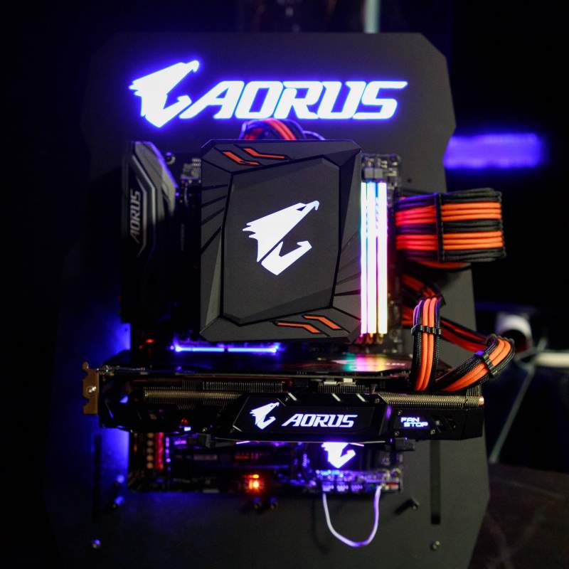 Immagine pubblicata in relazione al seguente contenuto: GIGABYTE mostra i suoi primi moduli di memoria RAM DDR4 AORUS | Nome immagine: news28294_GIGABYTE-DDR4-AORUS_3.jpg