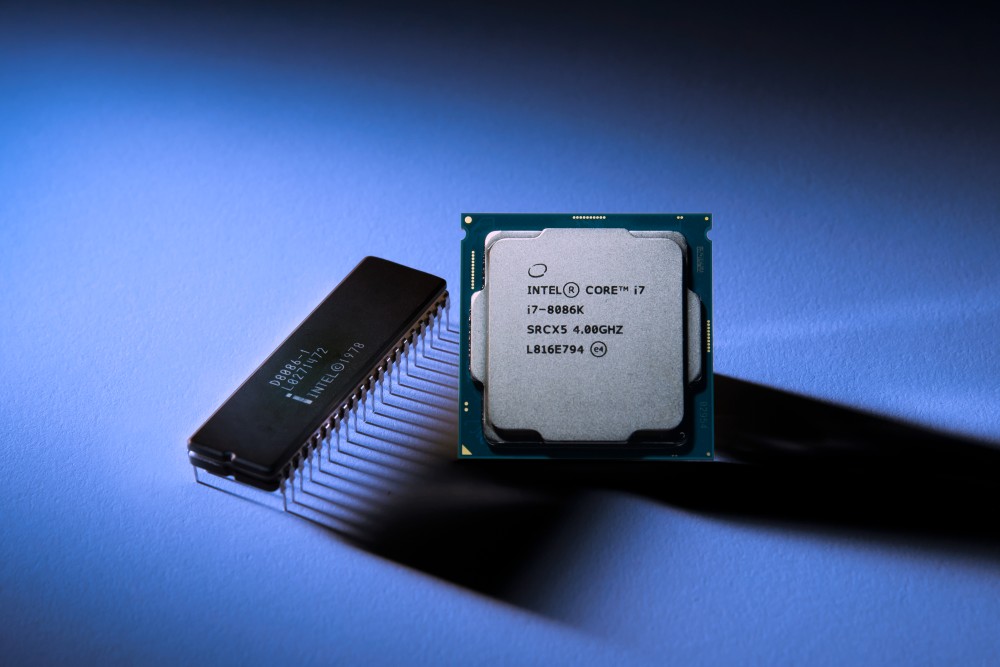Immagine pubblicata in relazione al seguente contenuto: Intel lancia la CPU Core i7-8086K e rivela i chip Amber Lake e Whiskey Lake | Nome immagine: news28295_Intel-Core-i7-8086K_1.jpg