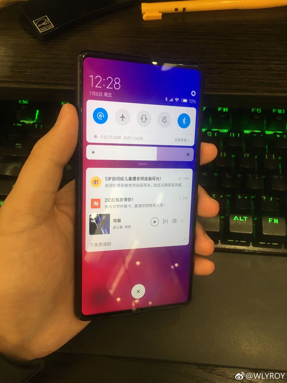 Immagine pubblicata in relazione al seguente contenuto: Foto leaked dello smartphone Mi MIX 3 di Xiaomi con display bezel-less | Nome immagine: news28426_Xiaomi-Mi-MIX-3_1.jpg