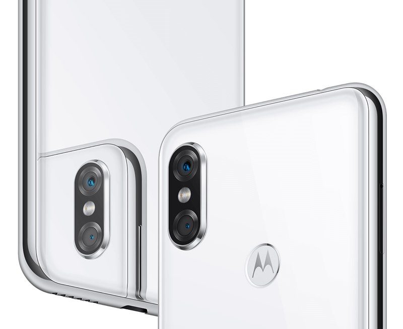 Immagine pubblicata in relazione al seguente contenuto: Impressionante somiglianza tra l'iPhone X di Apple e il P30 di Motorola | Nome immagine: news28583_Apple-iPhone-X-Motorola-P30_2.jpg