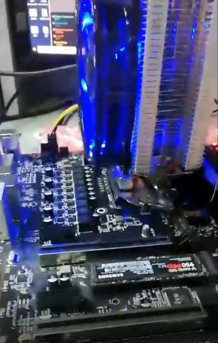 Immagine pubblicata in relazione al seguente contenuto: Overclocking: la CPU Intel Core i7-9700K raggiunge i 5.3GHz con cooler ad aria | Nome immagine: news28674_Core-i7-9700K-Overclocking_2.jpg