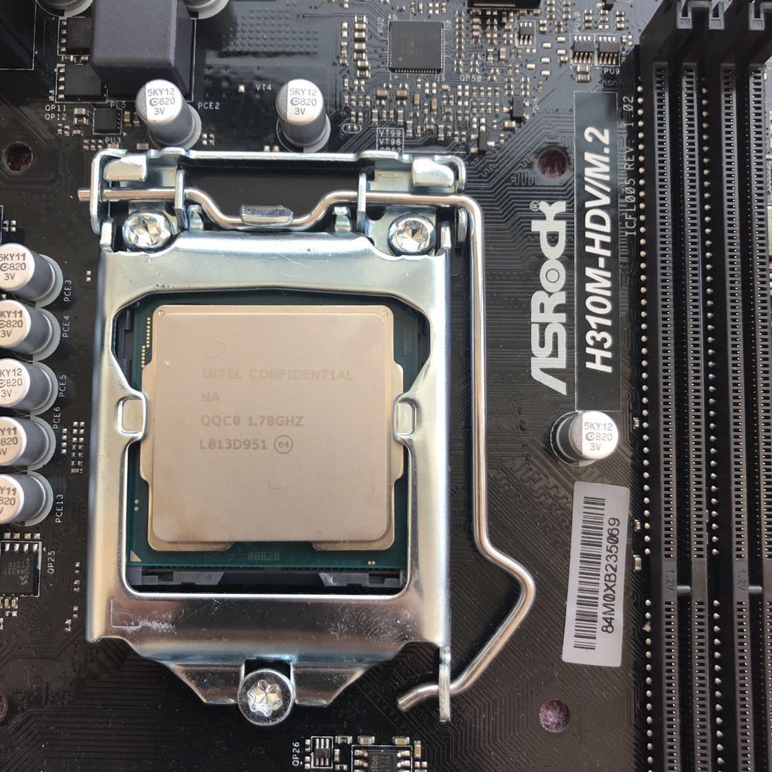 Immagine pubblicata in relazione al seguente contenuto: Foto e specifiche del processore a basso consumo e 8 core Intel Core i9-9900T | Nome immagine: news29193_Intel-Core-i9-9900T_1.jpg