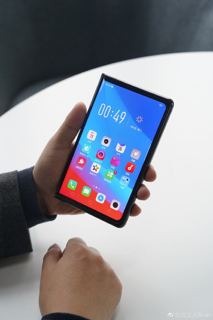 Immagine pubblicata in relazione al seguente contenuto: OPPO presenta il prototipo del suo smartphone con display pieghevole | Nome immagine: news29296_OPPO-Smartphone-Display-Pieghevole_3.jpg