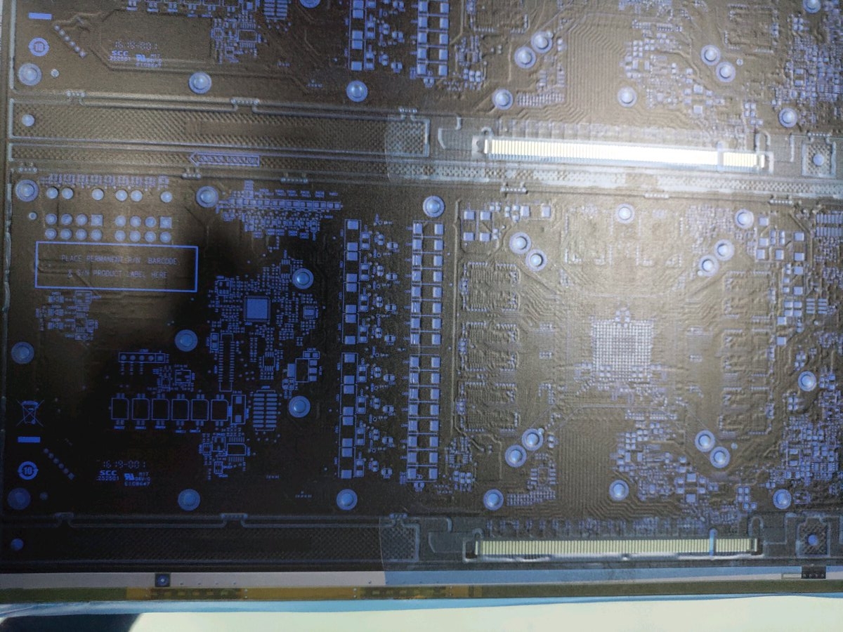 Immagine pubblicata in relazione al seguente contenuto: Foto leaked del PCB di una video card equipaggiata con una GPU AMD Navi a 7nm | Nome immagine: news29520_AMD-Navi-PCB_2.jpg