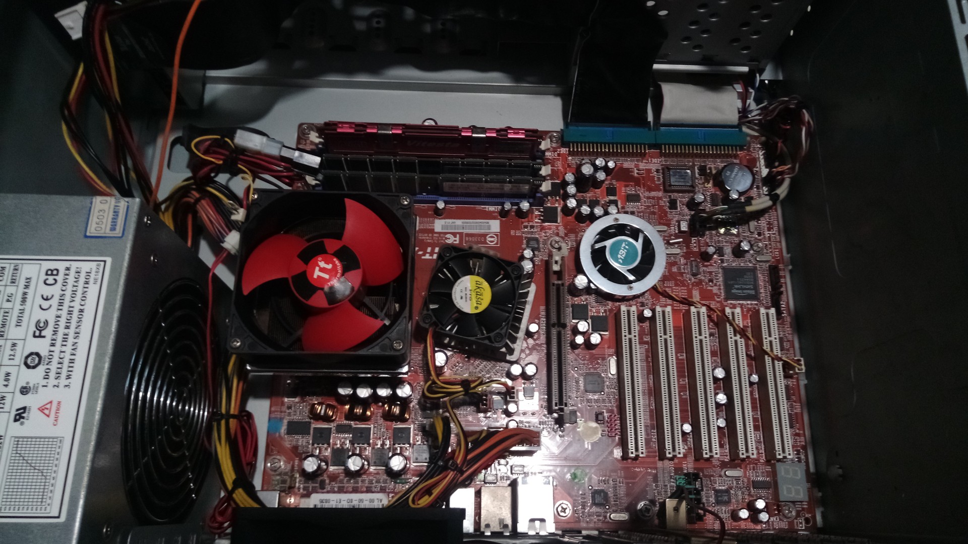 Immagine pubblicata in relazione al seguente contenuto: Latest modded system for retrogaming with a video card 3dfx Voodoo5 5500 | Nome immagine: news29521_3dfx-retrogaming-system-Voodoo5-5500-AGP-4x_4.jpg