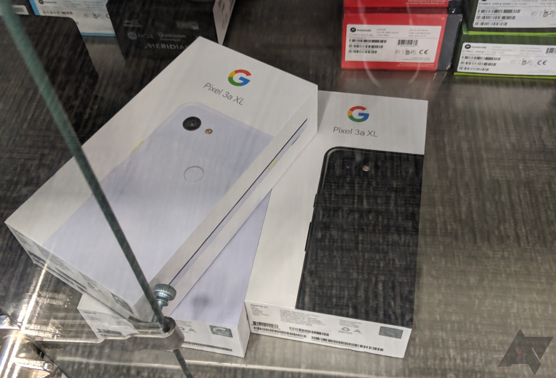 Immagine pubblicata in relazione al seguente contenuto: Foto leaked rivelano le confezioni e alcune specifiche del Pixel 3a XL di Google | Nome immagine: news29541_Google-Pixel-3a-XL_1.jpg