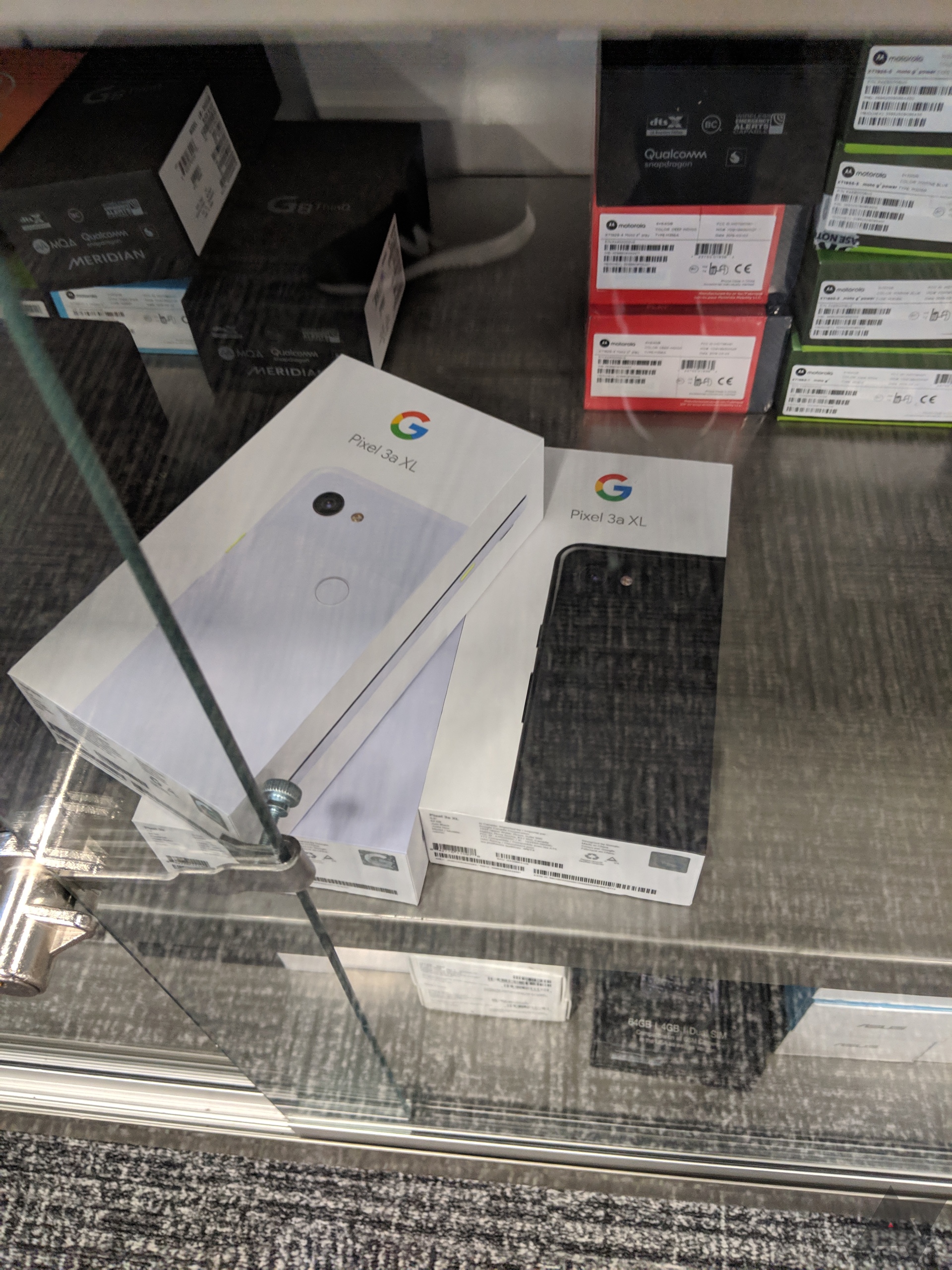 Immagine pubblicata in relazione al seguente contenuto: Foto leaked rivelano le confezioni e alcune specifiche del Pixel 3a XL di Google | Nome immagine: news29541_Google-Pixel-3a-XL_2.jpg