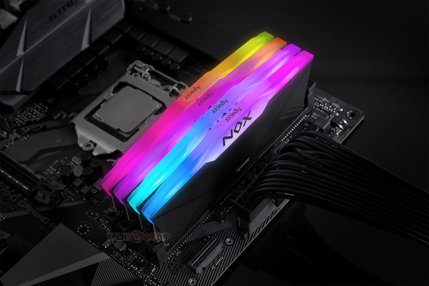 Immagine pubblicata in relazione al seguente contenuto: Gaming & Overclocking: Apacer lancia i moduli di memoria RAM NOX RGB DDR4 | Nome immagine: news29563_Apacer-NOX-RGB-DDR4_2.jpg