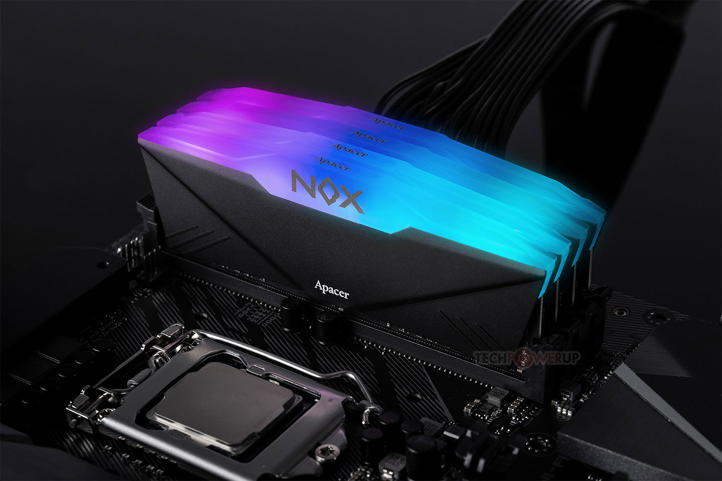 Immagine pubblicata in relazione al seguente contenuto: Gaming & Overclocking: Apacer lancia i moduli di memoria RAM NOX RGB DDR4 | Nome immagine: news29563_Apacer-NOX-RGB-DDR4_3.jpg