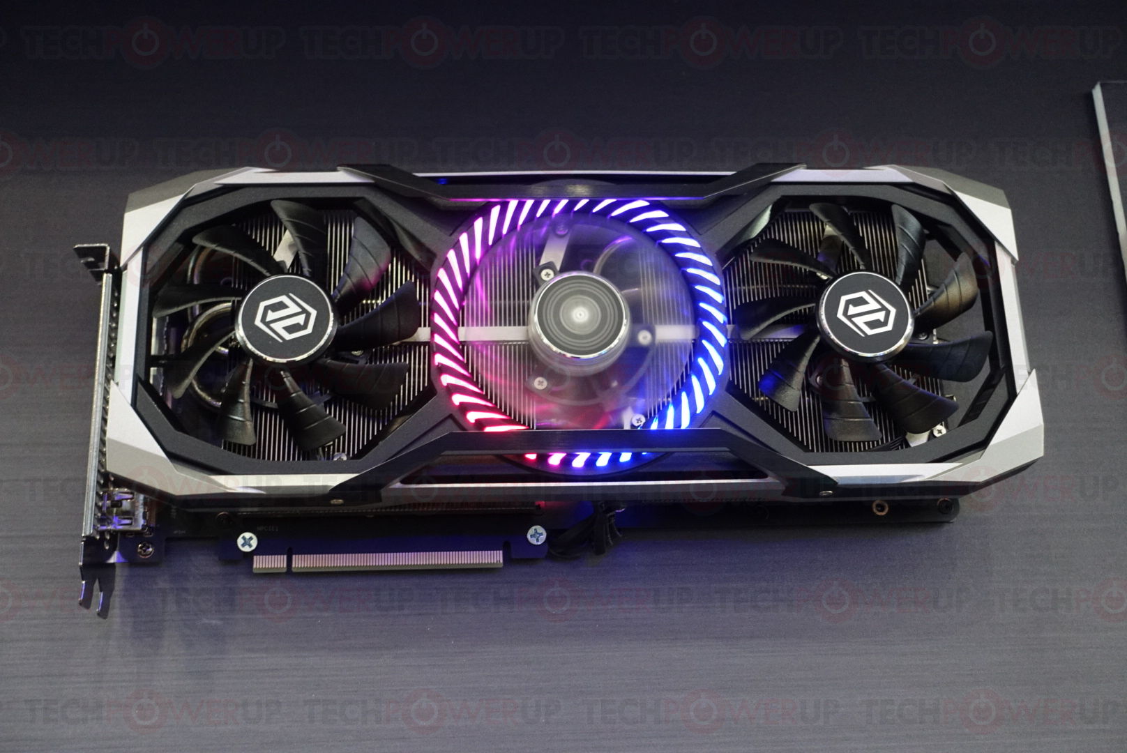 Immagine pubblicata in relazione al seguente contenuto: ASRock mostra tre concept card Radeon basate su una GPU AMD Navi | Nome immagine: news29629_ASROCK-Navi_2.jpg