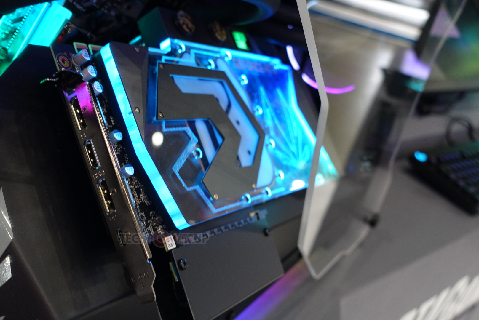 Immagine pubblicata in relazione al seguente contenuto: ZOTAC realizza una GeForce RTX 2080 Ti ArcticStorm in versione single-slot | Nome immagine: news29636_Zotac-GeForce-RTX-2080-Ti-ArcticStorm_1.jpg