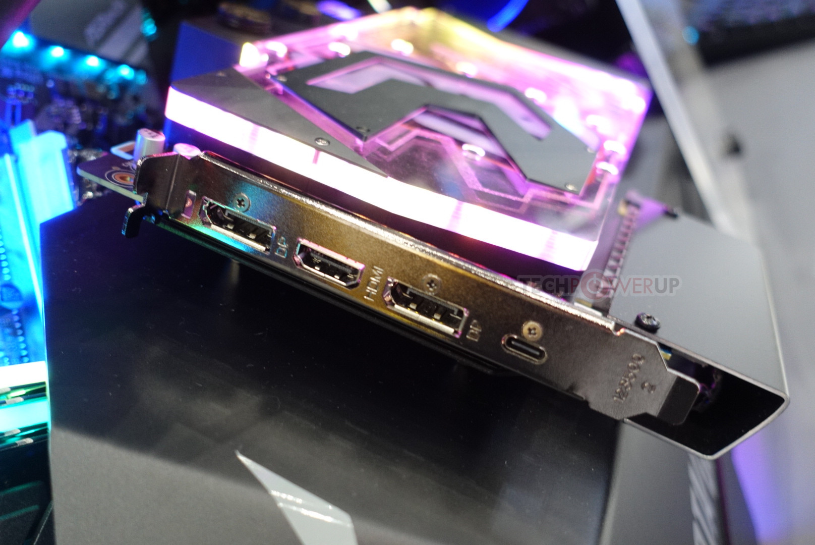 Immagine pubblicata in relazione al seguente contenuto: ZOTAC realizza una GeForce RTX 2080 Ti ArcticStorm in versione single-slot | Nome immagine: news29636_Zotac-GeForce-RTX-2080-Ti-ArcticStorm_2.jpg