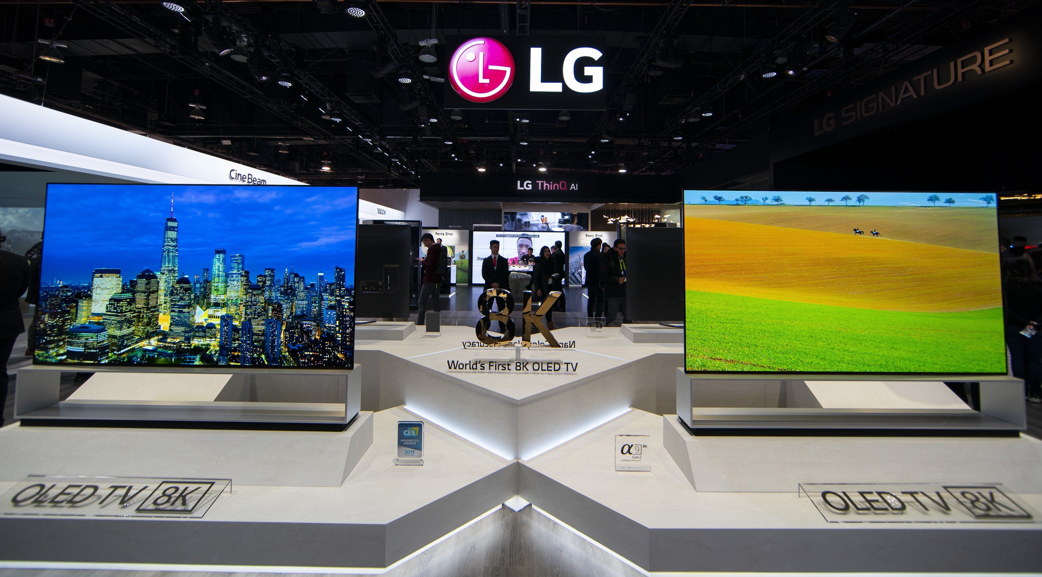 Immagine pubblicata in relazione al seguente contenuto: LG commercializza il primo televisore al mondo 8K OLED con diagonale da 88-inch | Nome immagine: news29654_LG-8K-OLED-88Z9_2.jpg