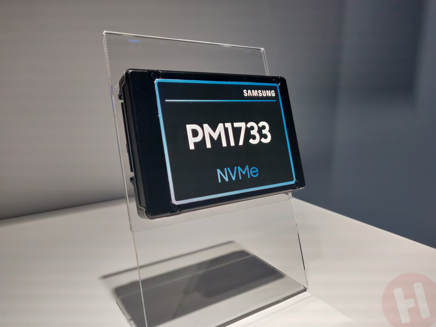 Immagine pubblicata in relazione al seguente contenuto: Samsung mostra il drive a stato solido SSD PM1733 NVMe per bus PCI Express 4.0 | Nome immagine: news29863_SSD-Samsung-PM1733_1.jpg