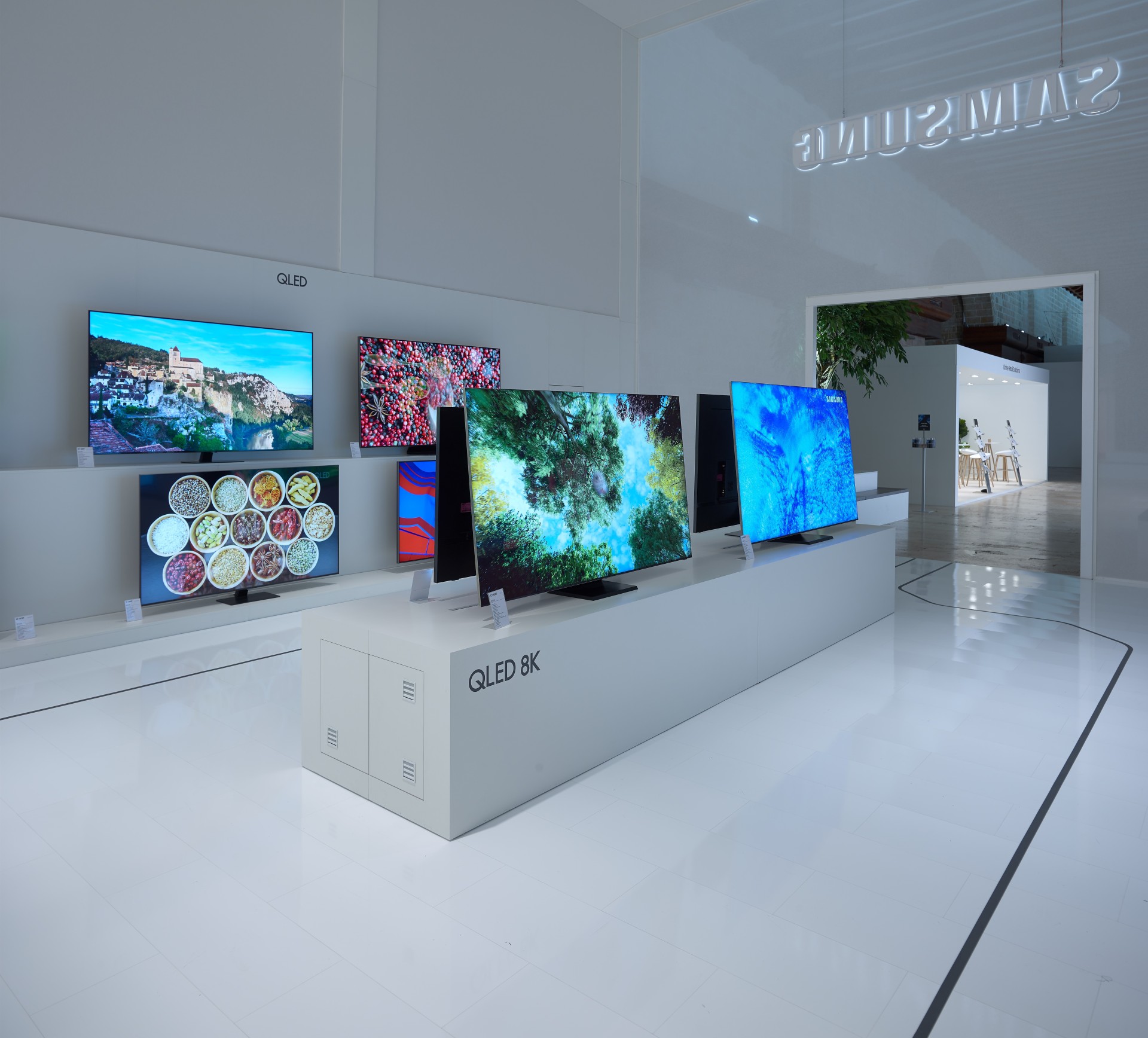 Immagine pubblicata in relazione al seguente contenuto: Samsung lancia nuovi prodotti in Europa tra cui il televisore 8K QLED Q950 | Nome immagine: news30481_Samung-QLED-TV-2020_1.jpg