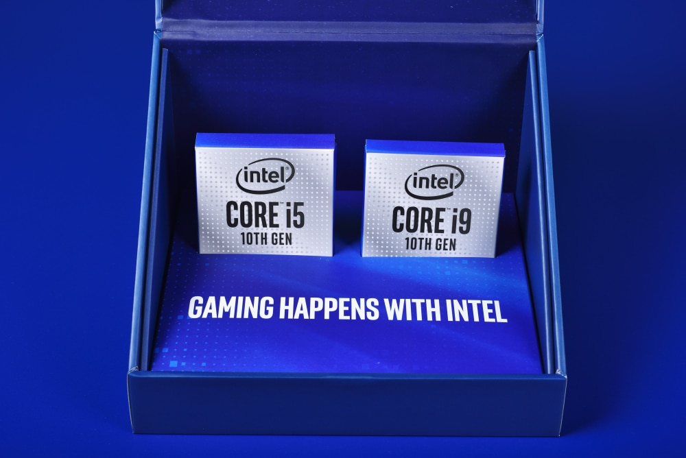 Media asset in full size related to 3dfxzone.it news item entitled as follows: Foto delle CPU Core di decima generazione Intel Core i9-10900K e Core i5-10600K | Image Name: news30725_Intel-Core-i9-10900K-Core-i5-10600K_1.jpg