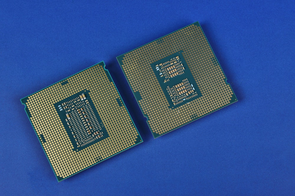 Immagine pubblicata in relazione al seguente contenuto: Foto delle CPU Core di decima generazione Intel Core i9-10900K e Core i5-10600K | Nome immagine: news30725_Intel-Core-i9-10900K-Core-i5-10600K_3.jpg
