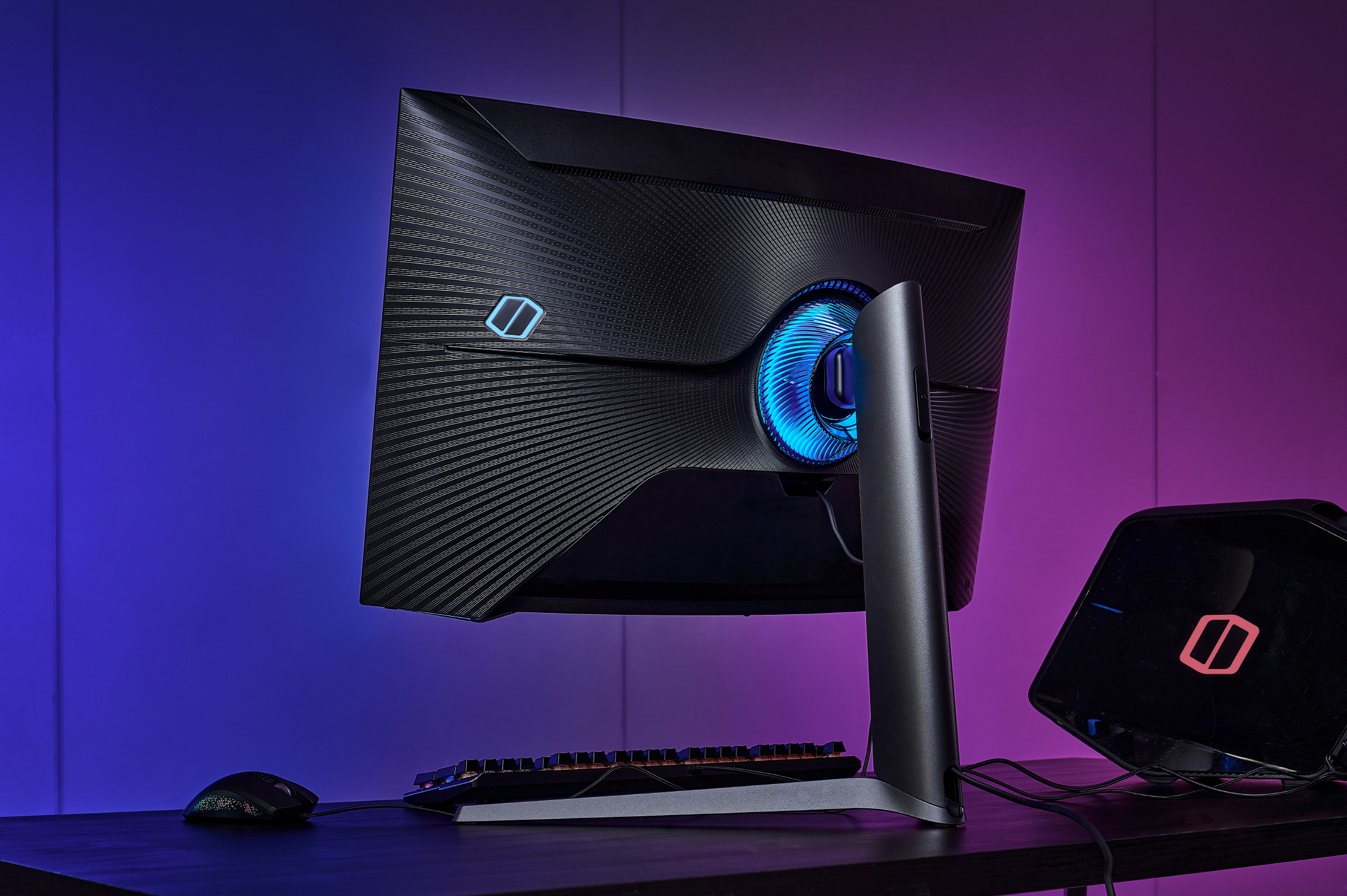 Immagine pubblicata in relazione al seguente contenuto: Samsung annuncia la commercializzazione dei gaming monitor Odyssey G7 | Nome immagine: news30801_Samsung-Odyssey-G7_2.jpg