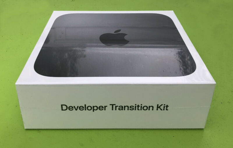 Immagine pubblicata in relazione al seguente contenuto: Primi benchmark impressionanti dei processori ARM progettati da Apple per i Mac | Nome immagine: news30886_Apple-ARM-Developer-Transition-Kit_1.jpeg