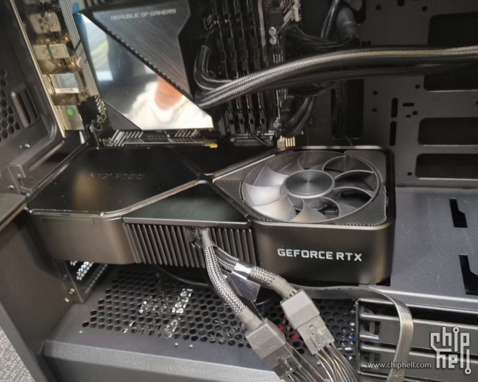 Immagine pubblicata in relazione al seguente contenuto: Foto di una GeForce RTX 3090 (sample engineering) montata in un case | Nome immagine: news31107_GeForce-RTX-3090-Engineering-Sample_1.jpg