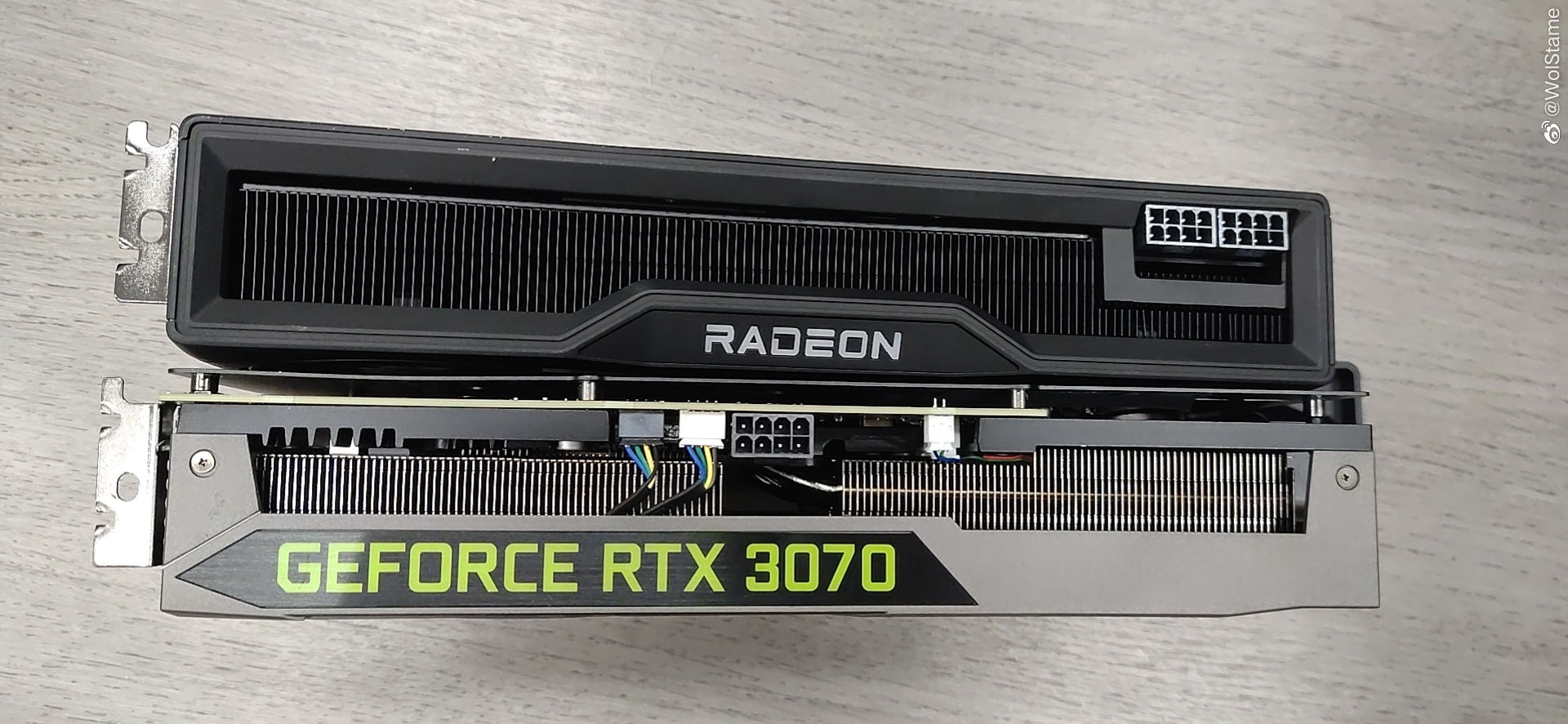 Immagine pubblicata in relazione al seguente contenuto: Foto di una AMD Radeon RX 6800 XT accanto a una NVIDIA GeForce RTX 3070 | Nome immagine: news31311_Radeon-RX-6800-XT_2.jpg