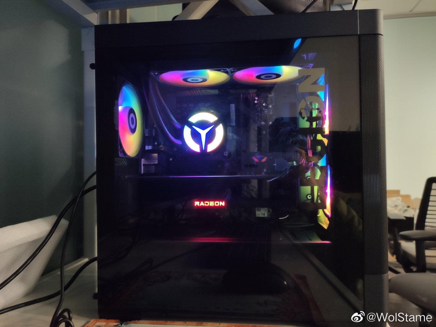 Immagine pubblicata in relazione al seguente contenuto: Foto di una AMD Radeon RX 6800 XT accanto a una NVIDIA GeForce RTX 3070 | Nome immagine: news31311_Radeon-RX-6800-XT_3.jpg