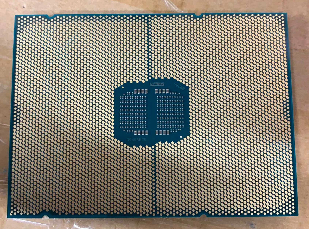 Immagine pubblicata in relazione al seguente contenuto: Foto della CPU Intel Xeon Sapphire Rapids a doppio die - DDR5 & PCIe 5.0 Ready | Nome immagine: news31444_Intel_Xeon-Sapphire-Rapids_1.jpg