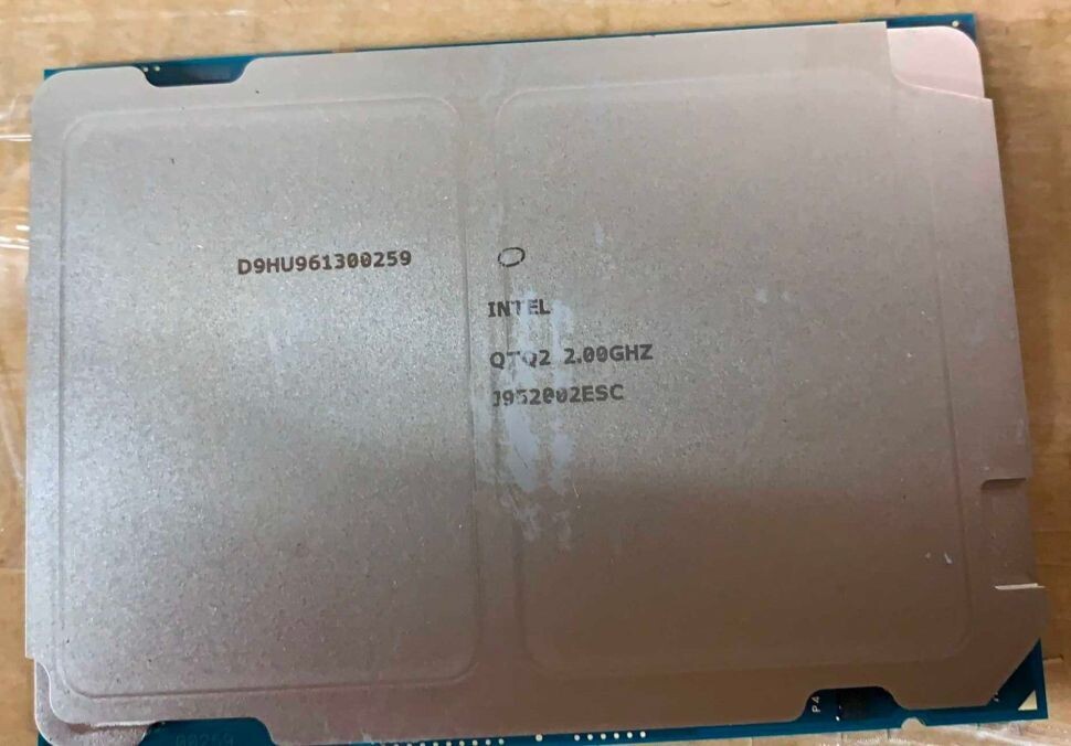 Immagine pubblicata in relazione al seguente contenuto: Foto della CPU Intel Xeon Sapphire Rapids a doppio die - DDR5 & PCIe 5.0 Ready | Nome immagine: news31444_Intel_Xeon-Sapphire-Rapids_2.jpg