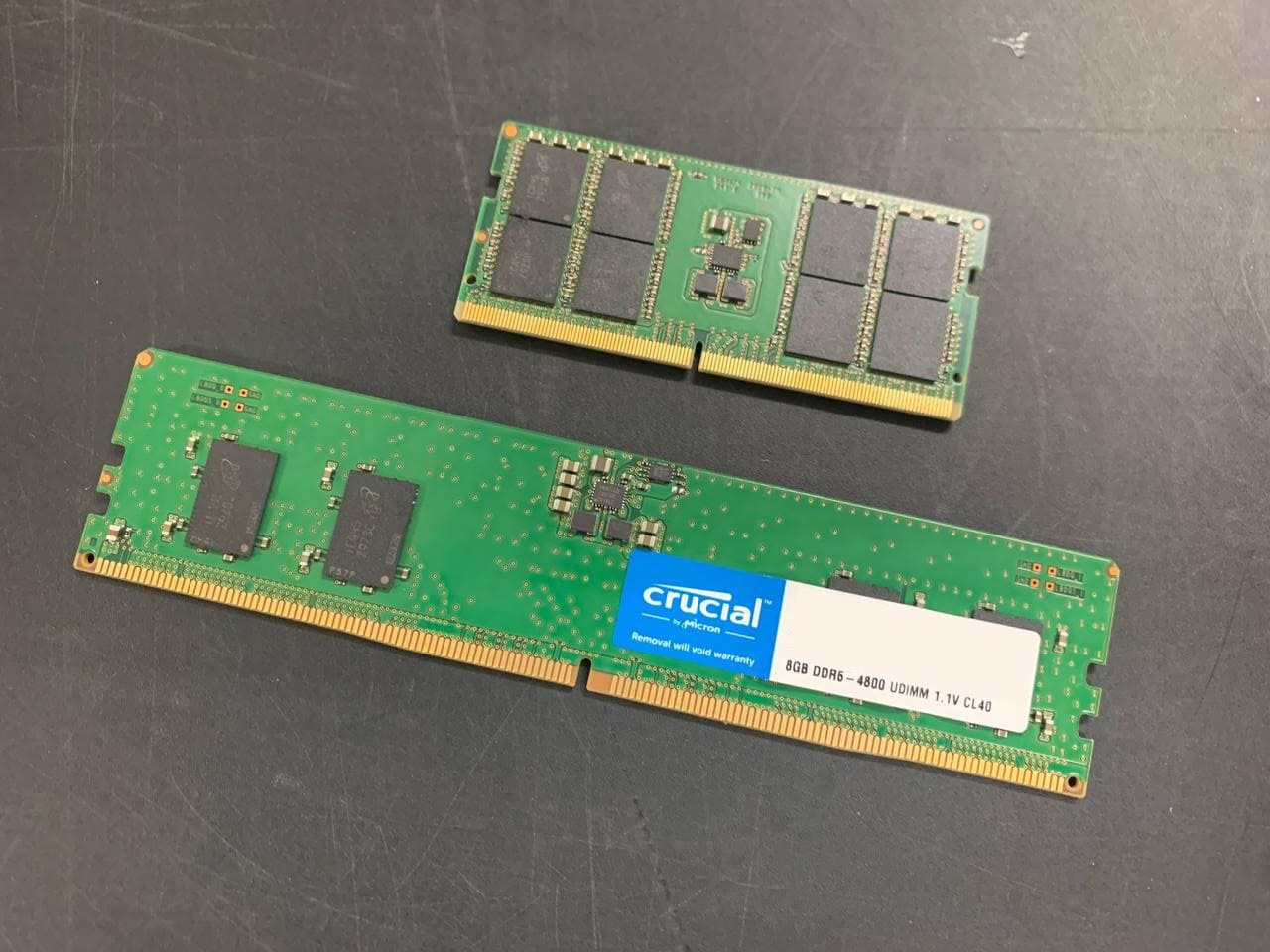 Immagine pubblicata in relazione al seguente contenuto: Foto di moduli RAM DDR5 Crucial a 4800MHz con CL40 per desktop e notebook | Nome immagine: news32005_Crucial-DDR5_2.jpg