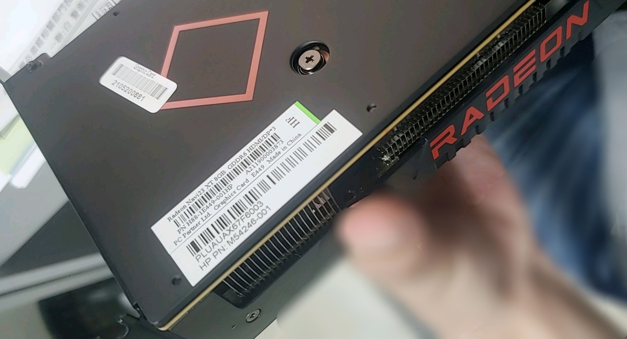 Immagine pubblicata in relazione al seguente contenuto: Prima foto di un sample engineering della video card Radeon RX 6600 XT? | Nome immagine: news32087_Radeon-RX-6600-XT_2.jpg