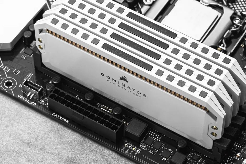 Immagine pubblicata in relazione al seguente contenuto: La memoria DDR5 potrebbe essere pi utilizzata della DDR4 fin dal 2023 | Nome immagine: news32165_RAM-DDR5-DDR4_2.jpg