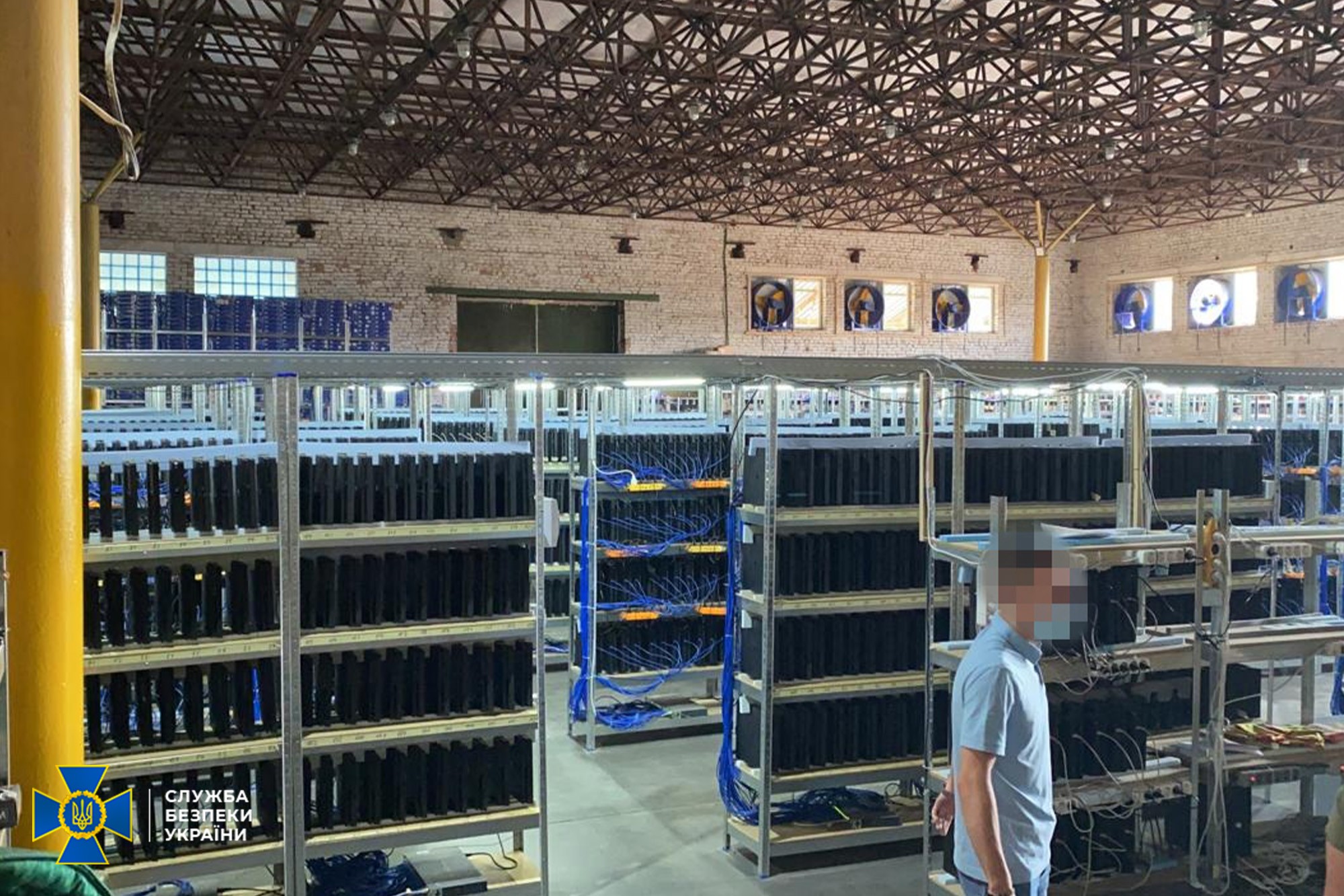 Immagine pubblicata in relazione al seguente contenuto: Mining della criptovaluta: chiusa una farm ucraina con 3800 PlayStation 4 | Nome immagine: news32254_PlayStation-4-Mining-Farm_1.jpeg