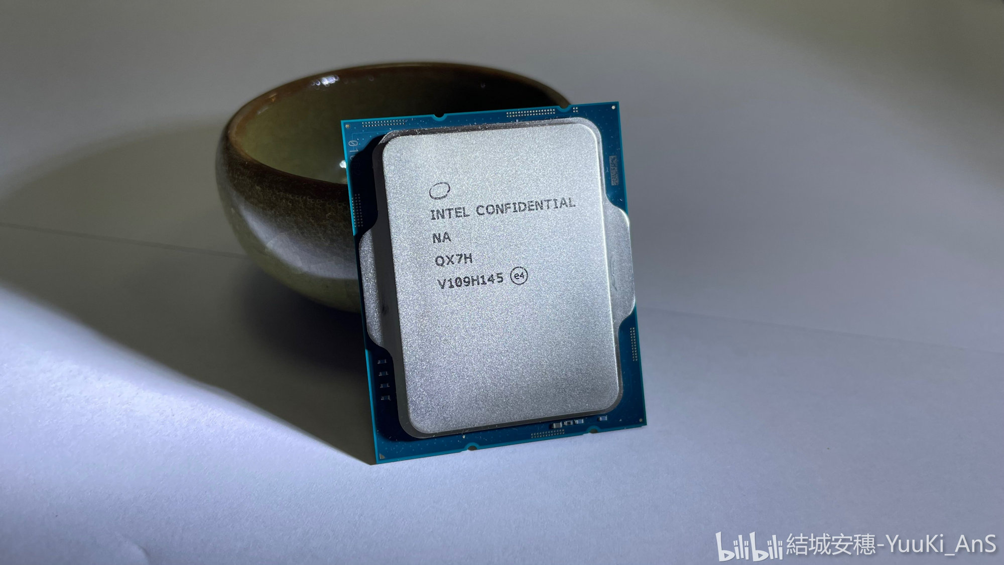 Immagine pubblicata in relazione al seguente contenuto: On line le foto di un sample della CPU flag-ship Core i9-12900K di Intel | Nome immagine: news32532_Foto-sample-engineering-Core-i9-12900K_1.jpg