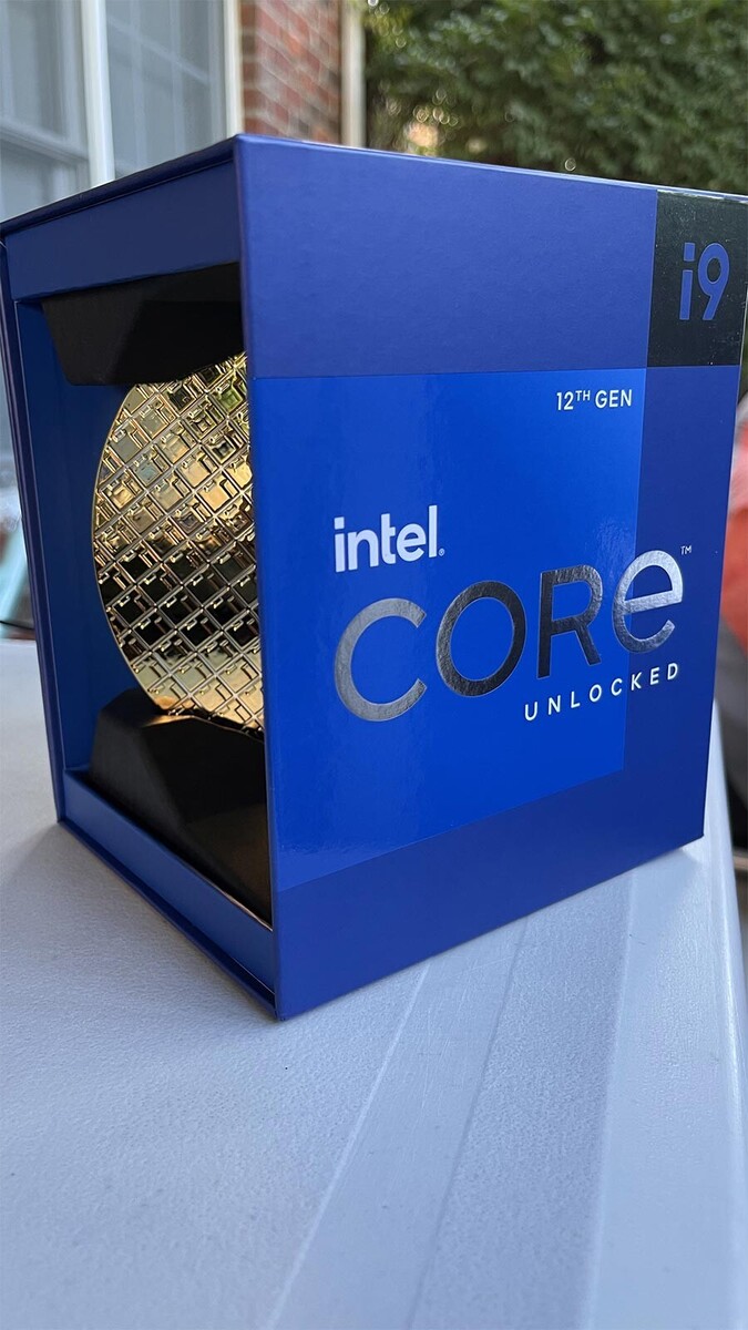 Media asset in full size related to 3dfxzone.it news item entitled as follows: La confezione retail del Core i9-12900K di Intel include un wafer in oro cromato | Image Name: news32606_Intel-Core-i9-12900K-Retail-Bundle_1.jpg