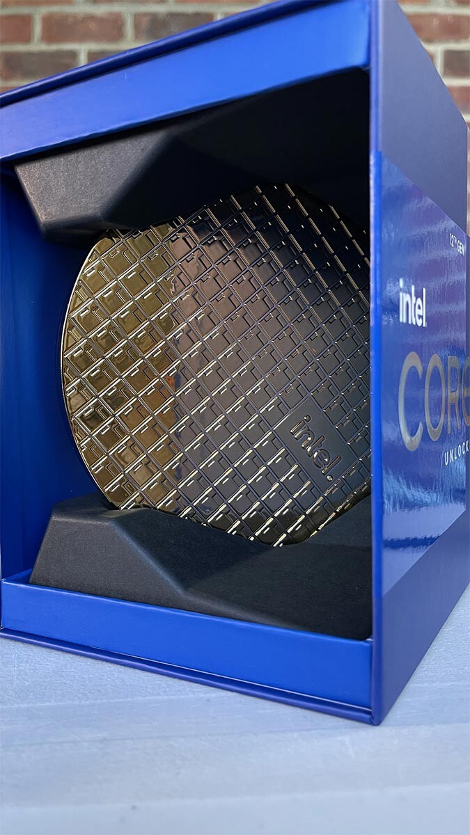 Immagine pubblicata in relazione al seguente contenuto: La confezione retail del Core i9-12900K di Intel include un wafer in oro cromato | Nome immagine: news32606_Intel-Core-i9-12900K-Retail-Bundle_2.jpg