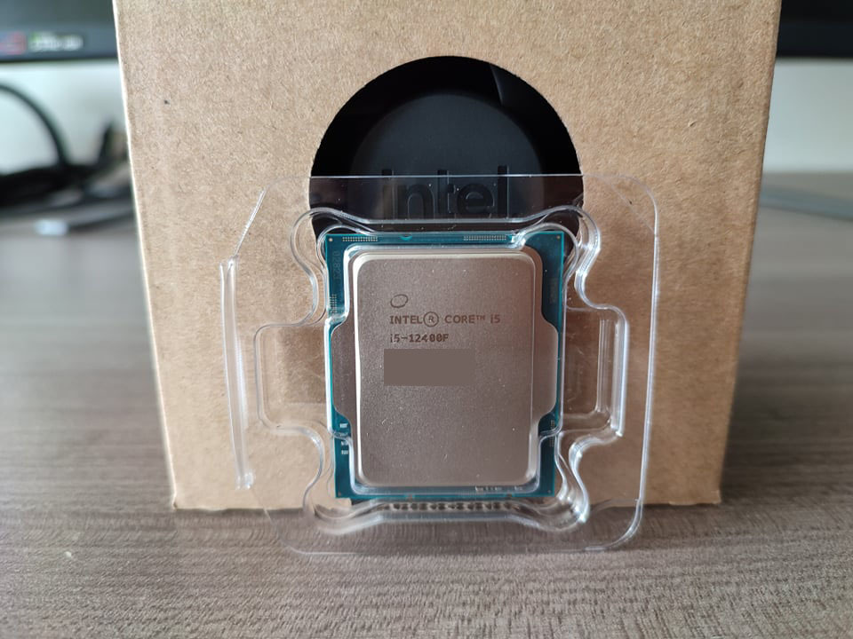 Immagine pubblicata in relazione al seguente contenuto: Foto e specifiche con CPU-Z del processore Core i5-12400F prima del suo annuncio | Nome immagine: news32796_Intel-Core-i5-12400F_2.jpg