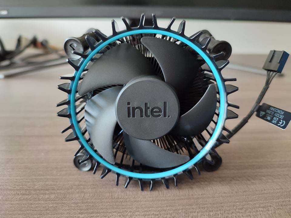 Immagine pubblicata in relazione al seguente contenuto: Foto e specifiche con CPU-Z del processore Core i5-12400F prima del suo annuncio | Nome immagine: news32796_Intel-Core-i5-12400F_3.jpg