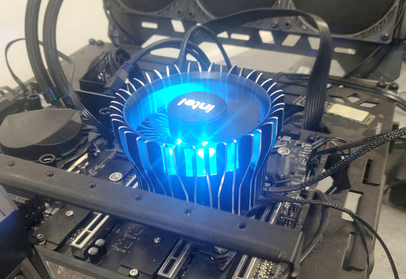 Immagine pubblicata in relazione al seguente contenuto: Foto del cooler Intel Laminar RH1 per le CPU Core i9 di dodicesima generazione | Nome immagine: news32801_Intel-Cooler-Laminar-RH1_2.jpg