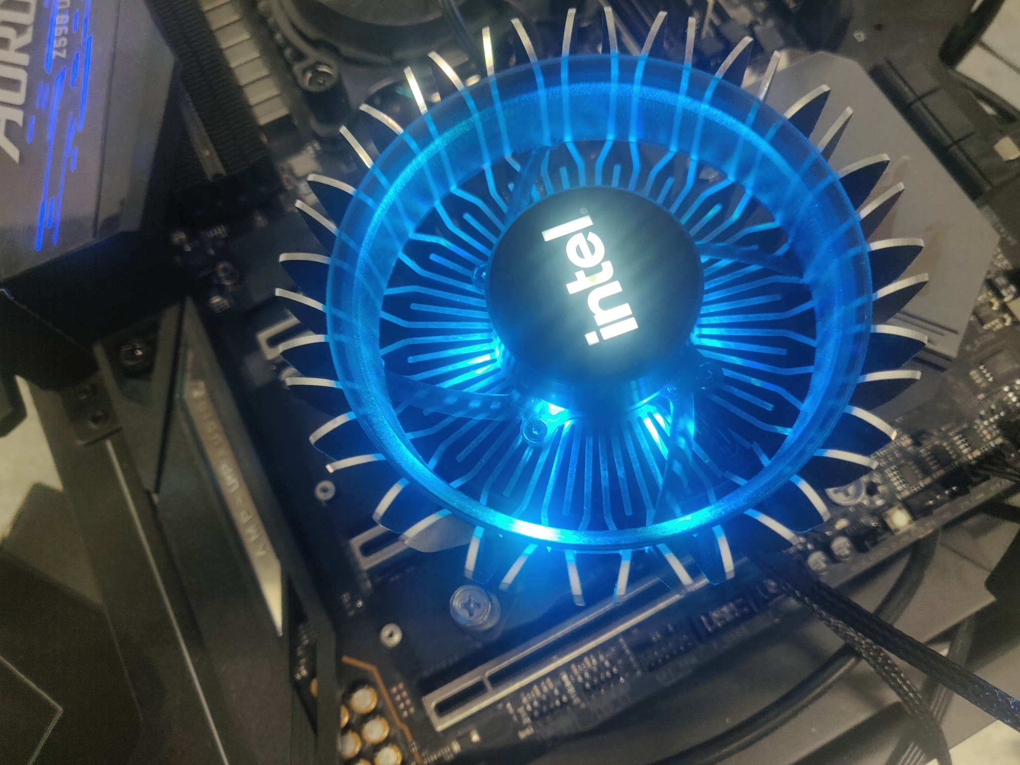 Immagine pubblicata in relazione al seguente contenuto: Foto del cooler Intel Laminar RH1 per le CPU Core i9 di dodicesima generazione | Nome immagine: news32801_Intel-Cooler-Laminar-RH1_3.jpg