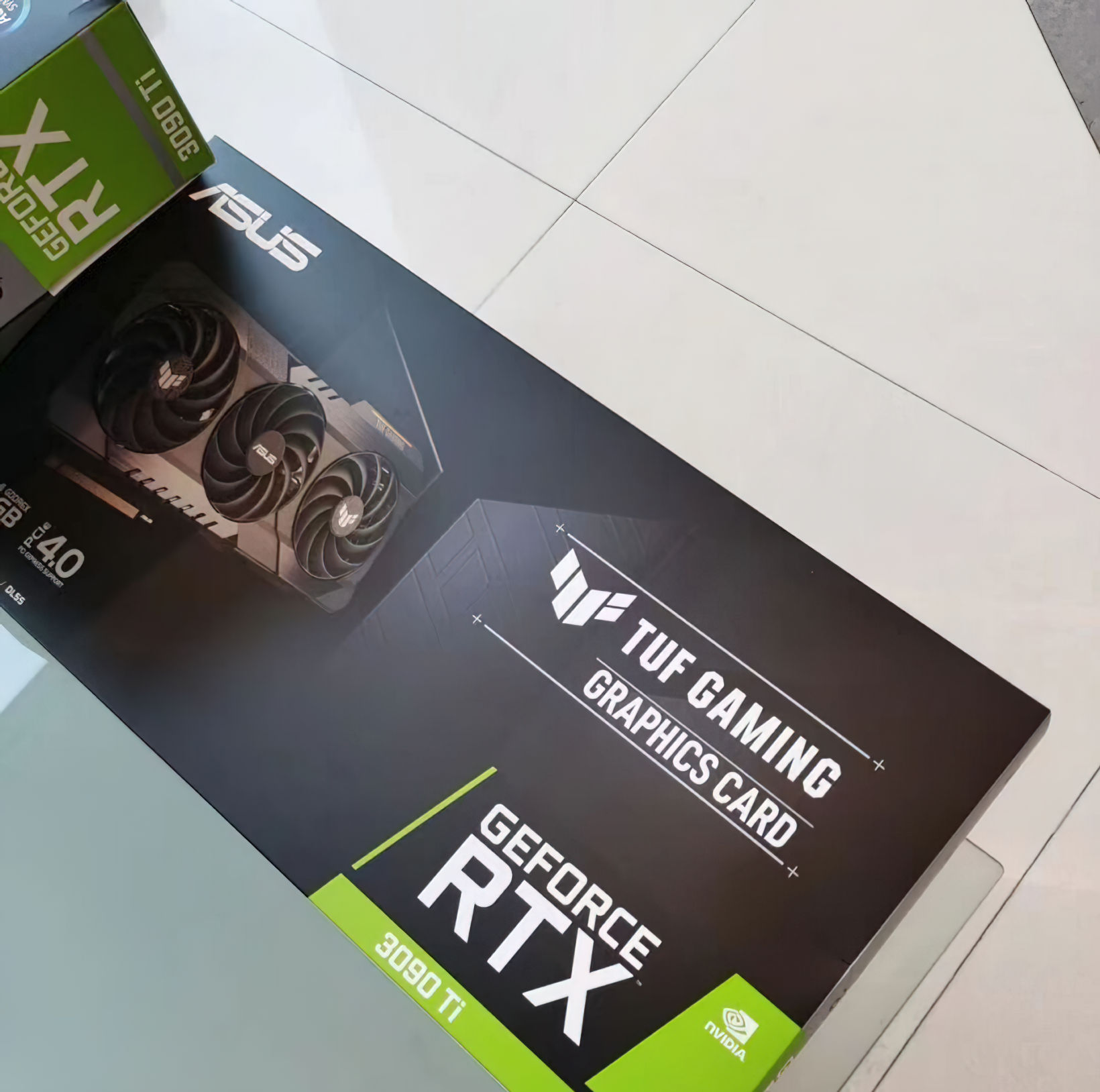 Immagine pubblicata in relazione al seguente contenuto: Una foto rivela il bundle della ASUS GeForce RTX 3090 Ti TUF Gaming | Nome immagine: news32812_ASUS-GeForce-RTX-3090-Ti-TUF-Gaming_1.jpg