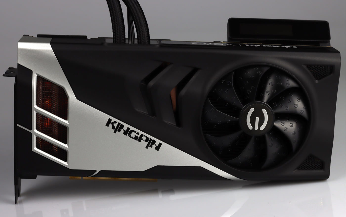 Immagine pubblicata in relazione al seguente contenuto: Foto e video teaser della video card EVGA GeForce RTX 3090 Ti KINGPIN | Nome immagine: news32939_GeForce-RTX-3090-Ti-KINGPIN_1.jpg