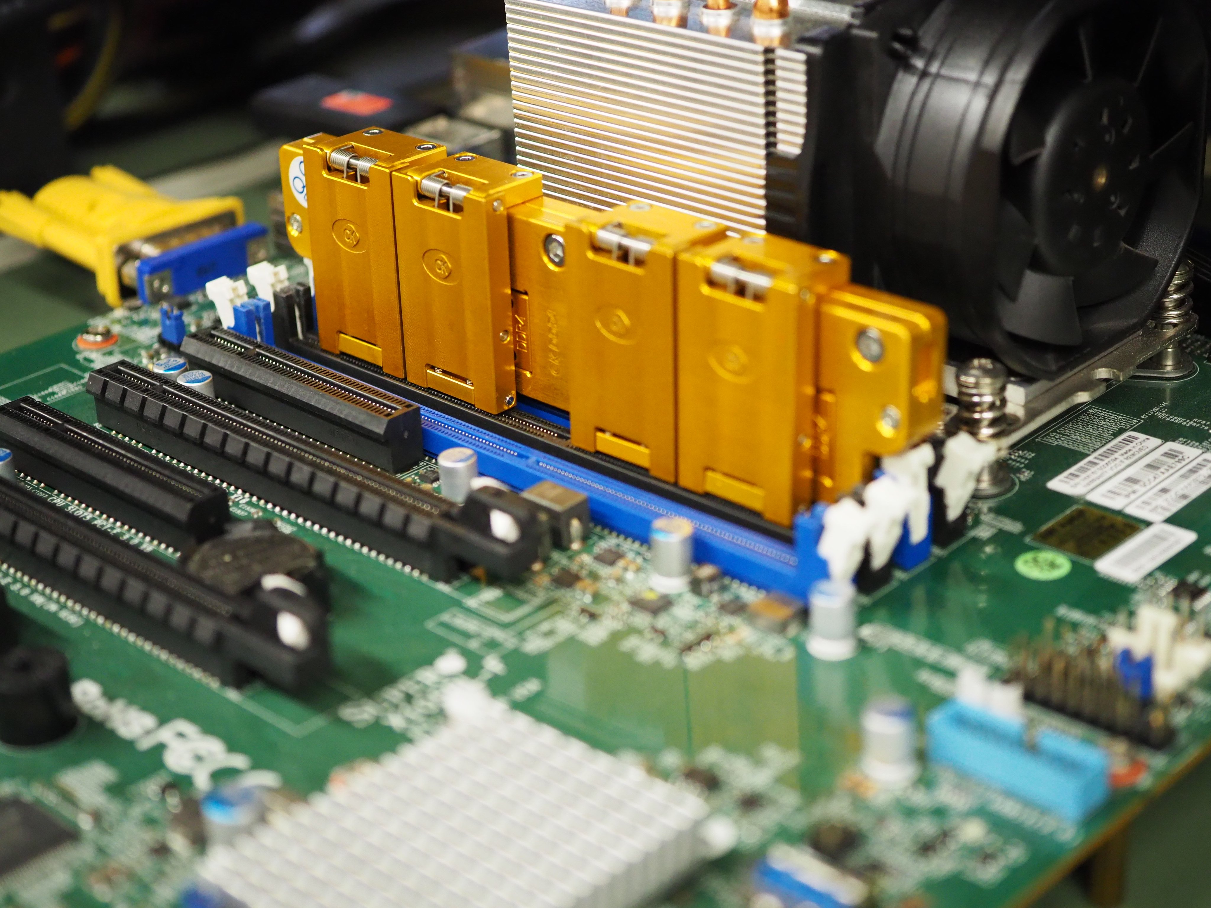 Immagine pubblicata in relazione al seguente contenuto: Il memory maker Century Micro mostra una DIMM DDR4 con chip rimovibili | Nome immagine: news33047_Century-Micro-RAM-DDR4_2.jpg