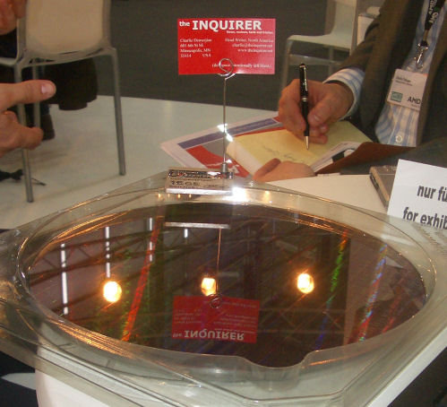 Immagine pubblicata in relazione al seguente contenuto: CeBit 2007: AMD mostra il wafer delle cpu Barcelona | Nome immagine: news4670_1.jpg