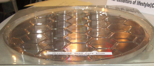 Immagine pubblicata in relazione al seguente contenuto: CeBit 2007: AMD mostra il wafer delle cpu Barcelona | Nome immagine: news4670_2.jpg