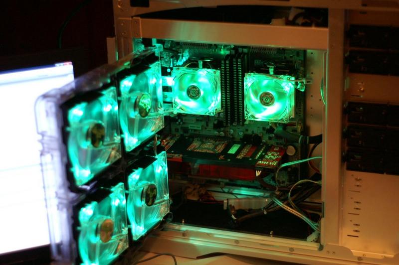 Immagine pubblicata in relazione al seguente contenuto: AMD Barcelona in 4x4 e Radeon X2900 XT in posa a Monterey | Nome immagine: news4987_1.jpg