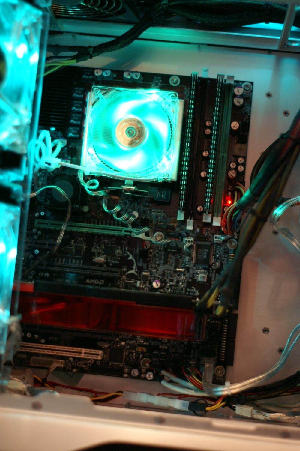 Immagine pubblicata in relazione al seguente contenuto: AMD Barcelona in 4x4 e Radeon X2900 XT in posa a Monterey | Nome immagine: news4987_2.jpg