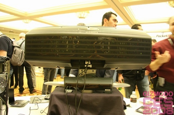 Immagine pubblicata in relazione al seguente contenuto: CES 2008: Alienware sorprende i gamer con un monitor curvo | Nome immagine: news6517_5.jpg